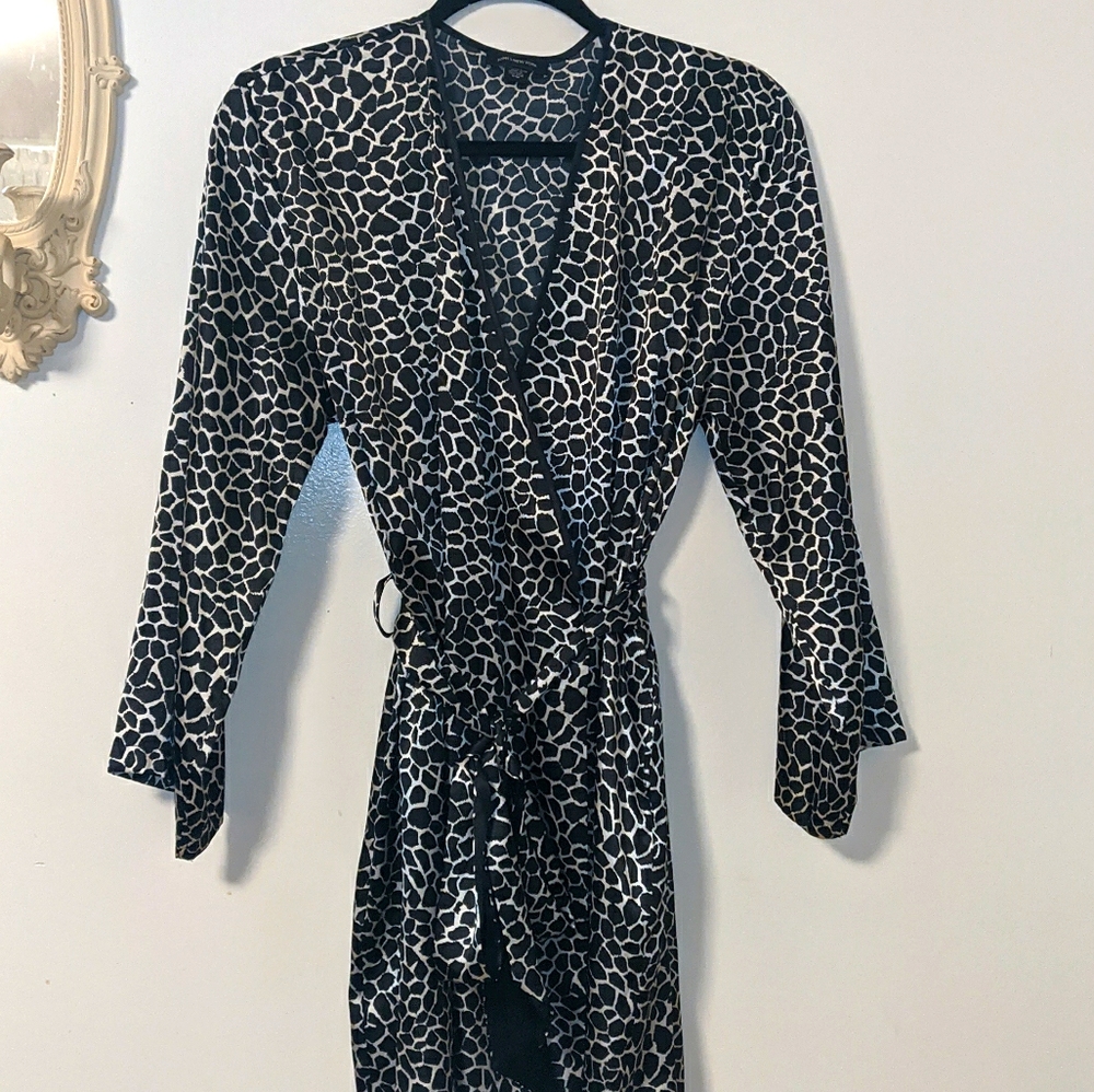 #28 Leopard print black/white faux satin robe